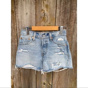 LEVI’S wedgie shorts distressed light wash denim